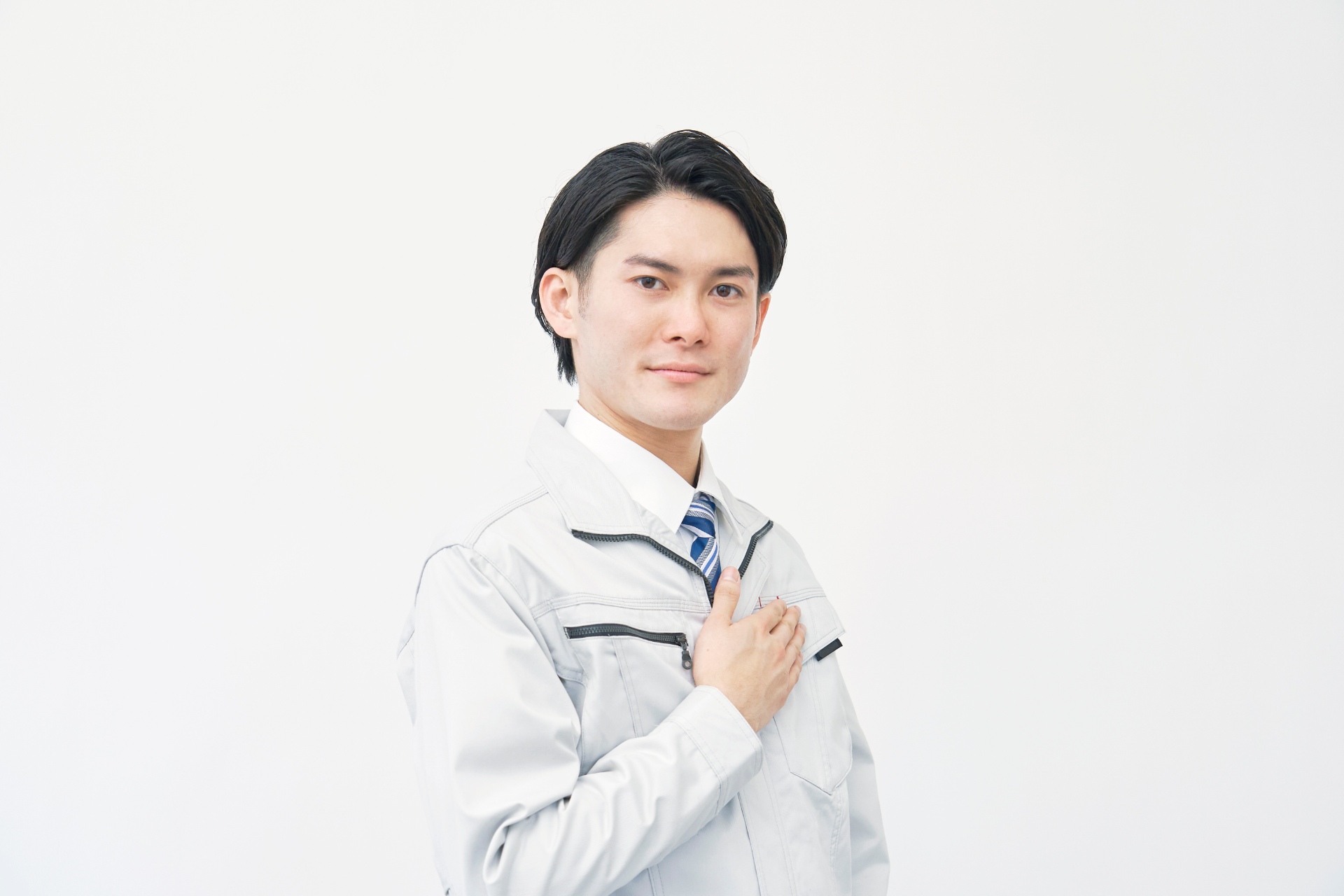 荷物を確認する男性スタッフ